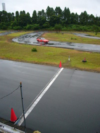 今回参加したのは、20年も続くプライベーターの走行会「アバルトカップ」。1万円＋程度の費用で、本格的なタイムアタックに参加できる。
競技の舞台は、千葉県山武市の「ナリタモーターランド」。ヤマハが設計を手がけた1周800mの（元）カート用コースに、この日は37台のエントラントが集まった。
