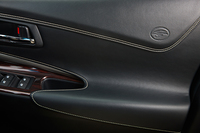 フロントドアのトリムには「ハリアー」のエンブレムがあしらわれる。