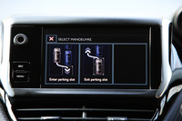 「アリュール」にはバックソナーが標準装備されており、また縦列駐車をアシストする「パークアシスト」機能も、フロントソナーとのセットで選ぶことができる。