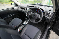 2.0GTの運転席まわり。レザーのシート地も選べる。