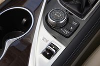 シフトレバーの付近には、ダイヤル式の操作スイッチと、ドライブモードの選択スイッチ（写真下側）がレイアウトされる。
    