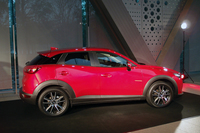 「CX-3」のDピラーは黒く塗られている。小さなボディーサイズでありながら、クーペのような伸びやかな表現を目指したという。