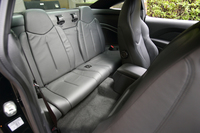 補助的な広さのリアシート。背もたれは分割できないものの、前屈させることで長尺物の積載などに対応する。
    