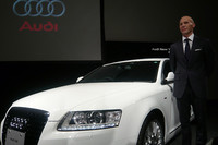 アウディジャパンのドミニク・ベッシュ社長と、同日発表された「アウディA6」。