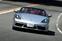 従来の2.7リッター6気筒モデルに比べ、最高出力が35ps、最大トルクは10.1kgmアップした「718ボクスター」。燃費性能の向上もセリングポイントとなっている。