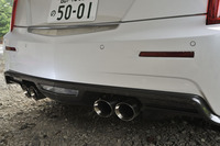 リアバンパーの下部には4本のテールパイプと、カーボン製のディフューザーがのぞく。