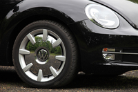 標準車より大きな235/45R18タイヤが装着される。クロムのアルミホイールも専用装備。