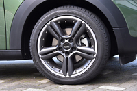 テスト車にはオプションの225/45R18サイズタイヤが装着されていた。標準サイズは205/55R17。