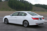 今回のアコードは従来モデルよりボディーサイズを大幅に拡大。下位グレードの「LX」にもメーカー純正ナビやクルーズコントロール、シートの電動調整機構を採用するなど、装備も充実している。
    