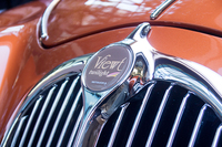 ミツオカ、ハリスツイードの特別なビュート発表の画像