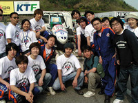 出てるのは、ソウル産業大学の自動車工学科の学生チームなど。ちなみに人気の就職先はやはり現代で、2003年の倍率は270倍。ちなみにトーイック（TOEIC）900点以上が必要だそうだ！　ガチョーン……。