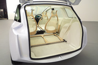 荷室は広大。低床低重心な作りは、ホンダの市販ミニバンにも共通のアピールポイントである。