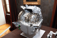 9段ATのカットモデル。軽量でコンパクトなのが特徴。