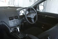 C300アバンギャルドSは、本革シートが標準装備となる。