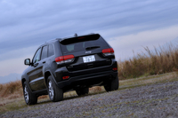 現行型「グランドチェロキー」のマイナーチェンジモデルは、2013年11月に日本で販売が開始された。外観では新デザインの前後ランプや大型のリアスポイラー、新デザインのテールゲートなどが特徴。
    