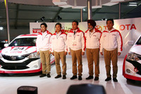 トヨタブースにて。「エティオス」のワンメイクレース開催計画発表の模様。