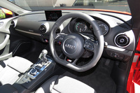 インテリアでは、各部に施された「e-tron」のロゴや、エンジン回転計に代えて装備されたパワーメーターなどが、純ガソリン車との大きな違いとなる。