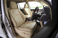 「TZ-G」のフロントシート。「ランドクルーザープラド」では、シート表皮には本革とモケットの2種類、シートカラーには「ブラック」と「フラクセン」の2色が用意されている。