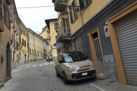 「フィアット500L」。トリノ県モンカリエリで撮影。