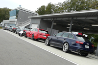 ピットレーンのわきに並べられたグレー、レッド、ブルーの「RS 6アバント」その前の「S5 クーペ」は、アウディ主催のドライビング講習「アウディドライビングエクスぺリエンス」のインストラクターが運転する先導車だ。