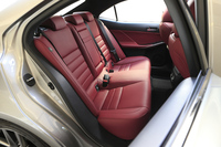 リアシートは6：4分割可倒式で、アームレストスルー機構は用意されていない。センターアームレストにはカップホルダーが備わる。