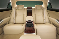 「GタイプFパッケージ」の2人掛けリアシート。左側にはオットマン機能が備わる。