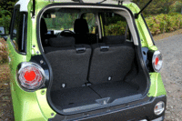 ラゲッジルームには床下にも格納スペースが備わる。（写真をクリックすると、シートアレンジが見られます）