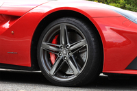 ホイールのサイズは、前後とも20インチ。カーボンセラミックのブレーキディスクが与えられる。