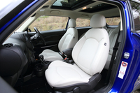 シートレイアウトは前後とも独立4座の4人乗り。テスト車の前席には、ヒーターを内蔵したオプションのレザーシートが装備されていた。
    