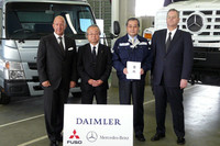 左から、メルセデス・ベンツ日本 ニコラス・スピークス社長、三菱ふそうトラック・バス 鈴木孝男会長、日本財団 尾形武寿理事長、ダイムラーAG日本代表兼三菱ふそうトラック・バス アルバート・キルヒマン社長。