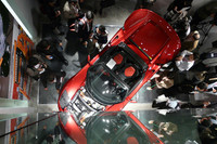 吹き抜けとなっているショールームの2階から1階を見下ろす。「ロードスター」の全体像を俯瞰（ふかん）できる。