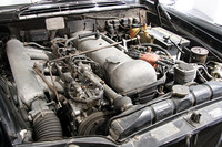 ボッシュの機械式ポートインジェクションを備えた直6SOHC2996ccエンジンは、ディーゼルエンジンかと見まごう。最高出力160ps/5000rpm、最大トルク25.6kgm/3800rpmを発生した。右前方のフィンが刻まれたラジコン用エンジンのようなものは、エアサス用のコンプレッサー。