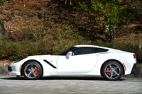 ノーズの長さが印象的なサイドビュー。先代モデルに比べると、全長は約5cm、ホイールベースは約3cm延長されている。ボンネットやルーフパネルにカーボン材を用いるなどした結果、車両の前後重量配分はおよそ50対50におさめられている。
    