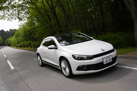 電子制御でダンパーの減衰力や電動パワステの設定を「SPORT」「NORMAL」「COMFORT」の3段階で変更するアダプティブシャシーコントロール「DCC」は、2リッターの「2.0TSI」に標準装備（1.4リッターの「TSI」にはオプションでも用意されない）。タイヤサイズは前者が235/40R18、後者が235/45R17。
