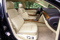 Ｗ12の前席には、18wayのパワーシートが、ほかのモデルには12wayが装備される。