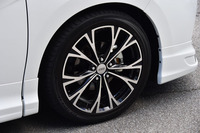 「MDW」と名付けられた、18インチアルミホイール。リムに向かって枝分かれするデザインにより、“見た目以上のサイズ感”が演出されている。