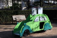 シトロエン公園の「シトロエン2CV型」ミニ滑り台。