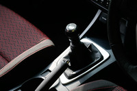 シフトパターンは左上がリバース。プルカラーを引き上げて操作する。