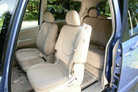 左からの側面衝突時に、スライドドア内部のドアビームが室内に食い込まないよう、Aピラーに引っかかるフックを付けた。ビーム張力を利用して衝突時のエネルギーを受け止めるという。写真をクリックすると、シートアレンジが見られます。