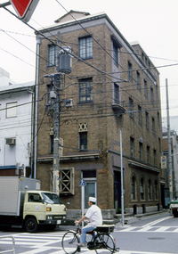 筆者が二玄社に勤務していた1990年代初頭の東京・神田神保町。戦災から焼け残った建物が数々あった。