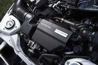 テスト車のエンジンは純正のまま。モデューロとしてはエンジンのチューニングプランは用意しておらず、またエアクリーナーやフィルターといったパーツの販売も行われていない。