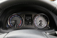 “Sパッケージ”装着車のメーターパネルは、中央部にマルチインフォメーションディスプレイが備わる2眼タイプとなる。