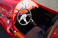 
	シンプルなコクピット。ステアリングは「momo」製で、インパネ中央には、スピードメーター、タコメーター、燃料計が収まる。
	 