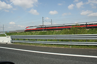 「太陽の道」では、たびたび高速鉄道と並行して走る。写真の列車は「Freccia rossa（フレッチャロッサ）号」。フレッチャロッサとは「赤い矢」。イタリア版レッドアロー号である。