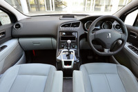 インテリアの様子。シャシーを共有する「シトロエンC4ピカソ」と異なり、左右非対称型のインストゥルメントパネルが採用される。