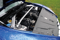 吸排気系の見直し、特に専用エグゾーストシステムの採用により、10psのパワーアップと2kgmのトルク増をはたした4.7リッターV8ユニット。ドライブしてうれしいのは、パワーアップより混じり気のないフィーリングだ。