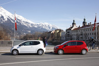 up!は16インチタイヤが標準装備となるが、テスト車は14インチのスタッドレスタイヤを装着していた。
    