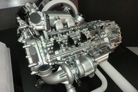 こちらはエンジンのアップ。写真下、排気管にターボが備わっている。新型「NSX」のパワートレインは、V6ツインターボに3モーターの組み合わせとなるようだ。
    