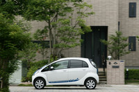 0rpmから最大トルクを発生する力強い発進加速は電気自動車ならでは。