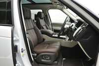 試乗車の前席（運転席および助手席）には22ウェイの調整機能（オプション）が装着されていた。